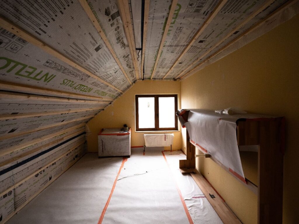 Isolation thermique d'une toiture par l'intérieur avec pare-vapeur sur ossature bois en Wallonie