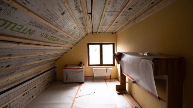 Isolation thermique d'une toiture par l'intérieur avec pare-vapeur sur ossature bois en Wallonie
