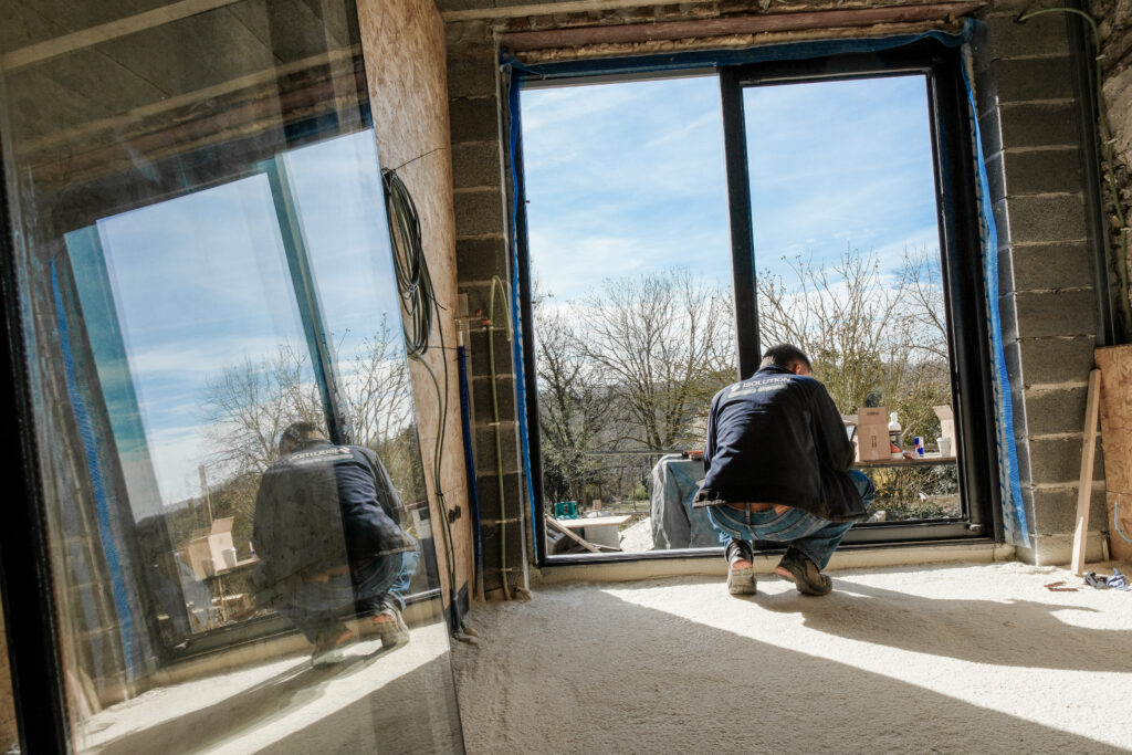 Installation d'un châssis aluminium sur mesure lors d'une rénovation en Wallonie par Isolution