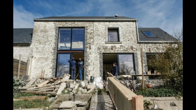 Pose de châssis PVC par Isolution lors d'une rénovation de maison en Wallonie