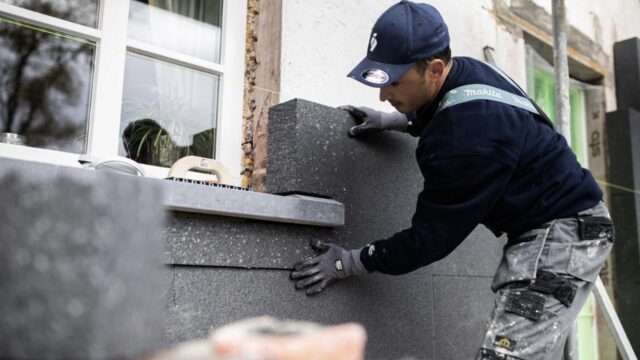Pose de panneaux de façade isolante par l'extérieur sur une maison à Namur par Isolution
