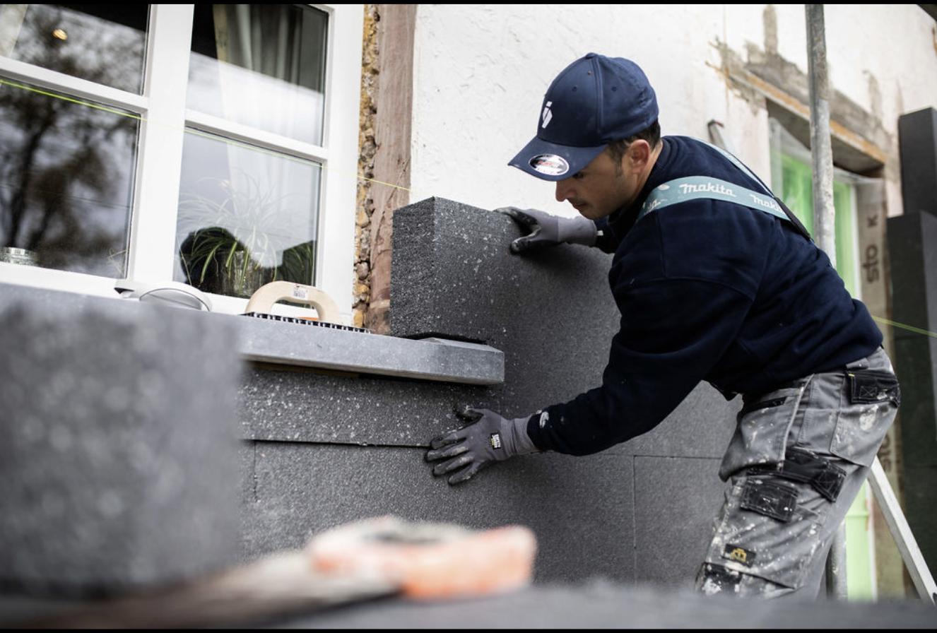 Pose de panneaux de façade isolante par l'extérieur sur une maison à Namur par Isolution