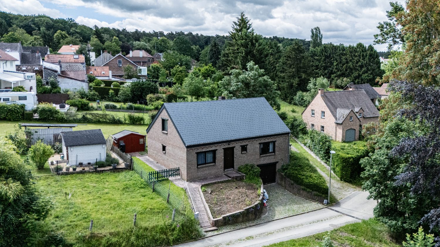 Maison rénovée par ISOLUTION en Wallonie – vue aérienne