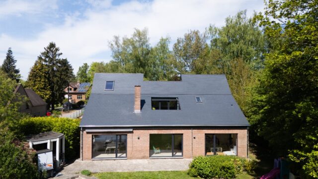 Vue aérienne d'une maison en Wallonie avec toiture rénovée et isolée