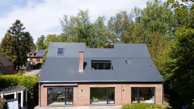 Vue aérienne d'une toiture en ardoise avec velux et cheminée